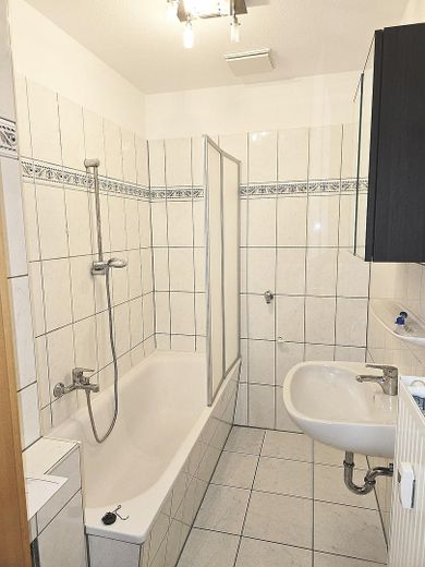 helle, sehr angenehm geschnittene 3 Zimmer WE im 3. OG - Top-Zustand – Bad
