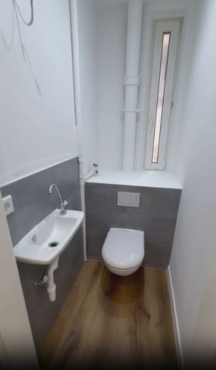 Möbliertes WG-Zimmer in renovierter 4er-WG eigenem Balkon in Lichtenhof! – sep. WC