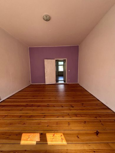 Provisyon yok. Neukölln'ün kalbinde ışıkla dolu ve geniş eski bina dairesi – Zimmer3