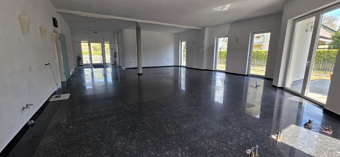 Casa residenziale e commerciale rappresentativa, non affittata, su terreno di 948 m² – Raum 1 EG