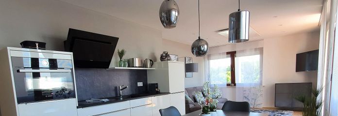Appartement d’affaires de 2 pièces avec grand balcon – connecté, meublé et flexible 💼🌅 – Wohn- und Esszimmer