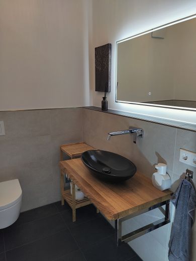 Prov.frei!-Hochwertige 3-Zi.-Terrassenwohnung mit großer Dachterrasse, Küche, zentral – Gäste WC