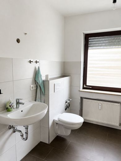 Bezugsfrei & provisionsfrei: Großzügige 2-Zimmer-Wohnung mit Südwest-Loggia und Stellplatz – Bad, Waschbecken/WC-Seite