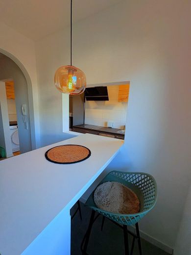 Moderne 3,5-Zimmer-Maisonette möbliert mit Heimkino, Wallbox & Klimaanlage – OG: Coffee Corner