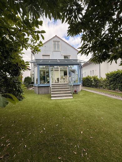 CHARMANTES EINFAMILIENHAUS MIT LICHTDURCHFLUTETEM WINTERGARTEN AUF IDYLLISCHEM GRUNDSTÜCK – Haus