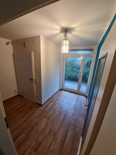 NEUSTADT OT POGGENHAGEN: Schöne Doppelhaushälfte in ruhiger Feldrandlage mit guter Anbindung – Windfang/ Eingang