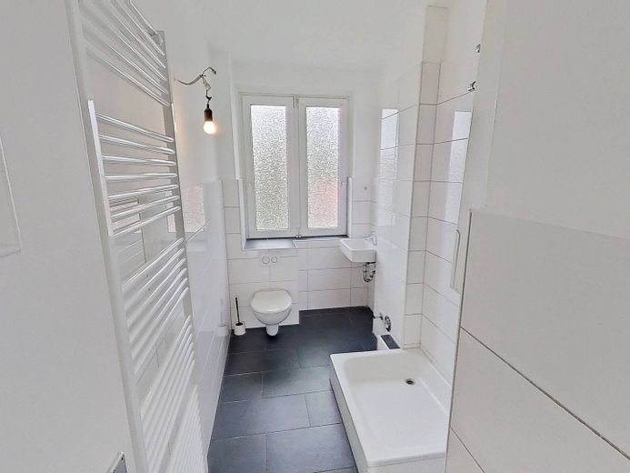 Appartement moderne de 3 pièces avec salle de bains éclairée par la lumière du jour à Bielefeld-Mitte – Bad