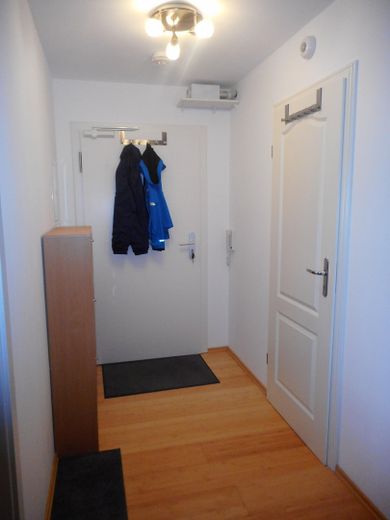 Helle voll möblierte Maisonette-Wohnung auf 2 Ebenen in ruhiger Lage in Hamburg-Eidelstedt – Blick vom Flur zur Eingangstür