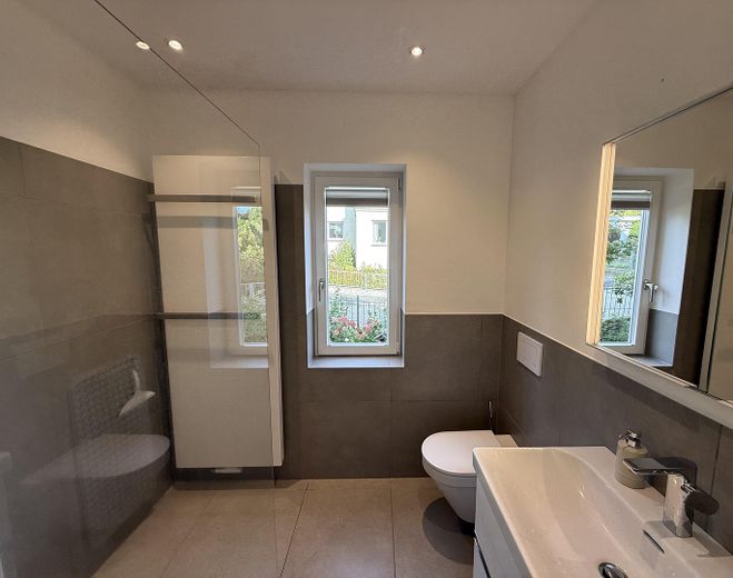 Hochwertig renovierte Erdgeschosswohnung am Mulang – 157 m², Wintergarten, Terrasse & 2 Bäder – Bad 2