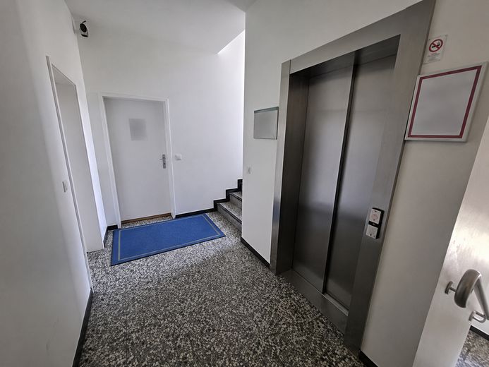 Großzügige Büroeinheit mit Umwandlungsoption in eine ETW in Bergedorf – Treppenhaus