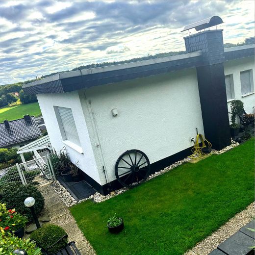 ZWEIFAMILIENHAUS | ZWEI WOHNUNGEN | ZWEI GÄRTEN | HAUS MIT PANORAMA-BLICK – Garten Oben