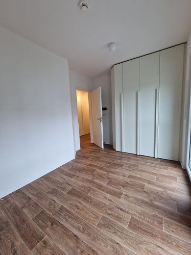 2 odalı daire - Özel teklif! - Loggia ve kapalı otopark alanı ile. – Schlafzimmer mit Blick Flur