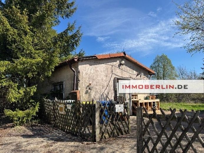 IMMOBERLIN.DE - Okazja do remontu! Charakterowy dom i budynek gospodarczy na działce południowej – Photo 1
