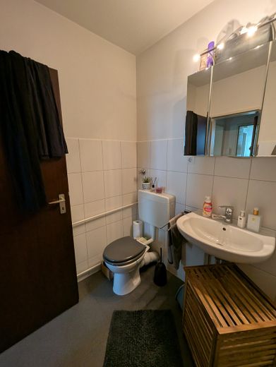 Urocze i przytulne mieszkanie 1,5-pokojowe z balkonem i możliwością korzystania z ogrodu w Krefeld-Fischeln – Bad 2