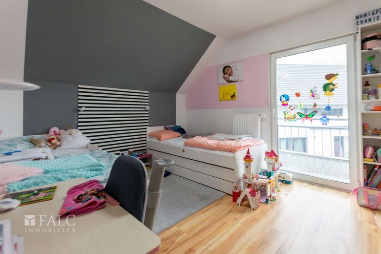 Modernes Familienglück mit großem Garten, Wintergarten &amp; Ausbaupotenzial – Kinderzimmer
