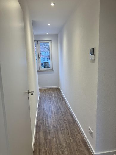 Zweitbezug nach Kernsanierung. Moderne & zentral gelegene 6-Zimmer Wohnung mit EBK – Wohnungsflur