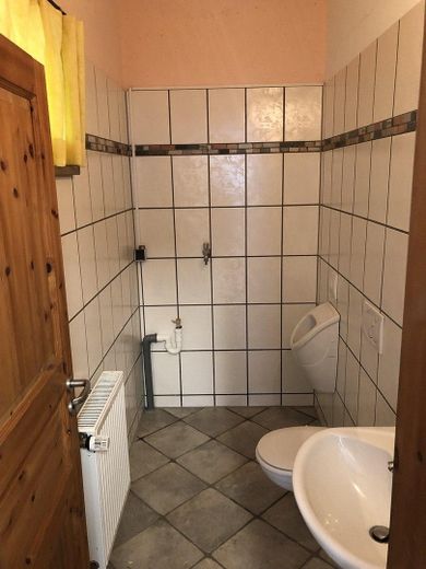 3-Fam.-Haus mit Wintergarten, großer Süd-Garten, viel Nutzfläche, erneuerbare Energien, Doppelgarage – Hobby - WC