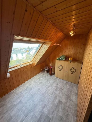 Doppelhaushälfte mit großer Garage, Carport, Wa, Du. und sonnigem Grundstück am Stadtrand – Zimmer