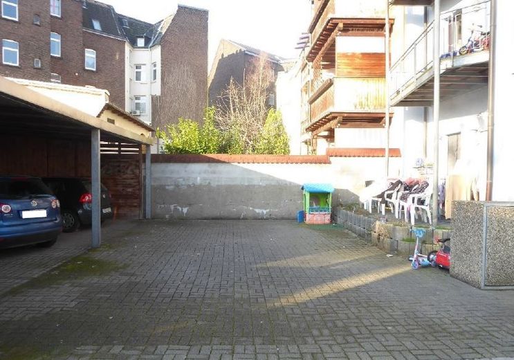 Renditepotential nach Modernisierung – Hofansicht Carports