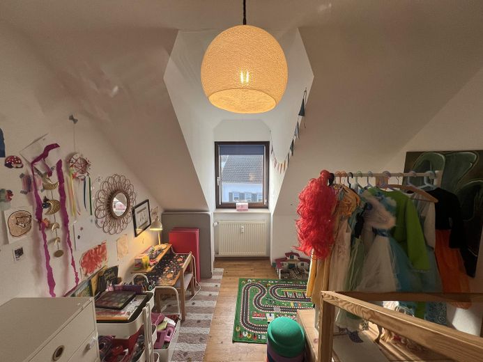 Moderne 4-Zimmer Maisonette-Wohnung mit Balkon und Tiefgarage in Nidderau Eichen – Kinderzimmer 1