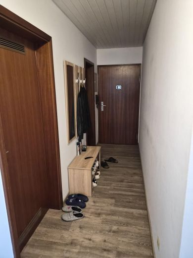 Schöne, großzügige DG-Wohnung in ruhiger Lage – Flur