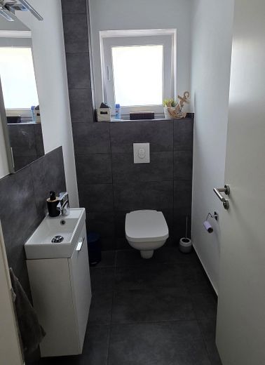 Piso muy moderno y luminoso con balcón y cocina amueblada en Troisdorf, Müllekoven – Gäste WC