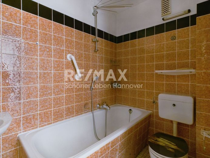 *reserviert* Renovierungsbedürftige, sonnige 3 Zimmer- Wohnung – Badezimmer