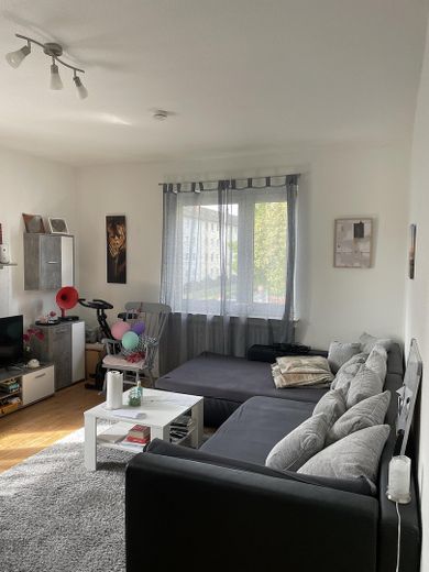 Helle 2 Zimmer Wohnung – Wohnzimmer
