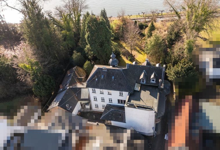 Historische Villa mit Rheinblick, Nebenhaus und Parkanlage in Erpel! – Blick auf die Eingangsseite