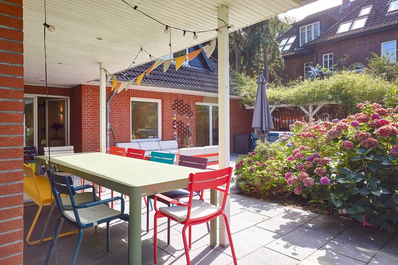 Ampliada en 2026: casa familiar de 298 m² en una parcela de 1.786 m² en Hamburg-Rissen | sin comisión – Überdachte Südwest Terrasse