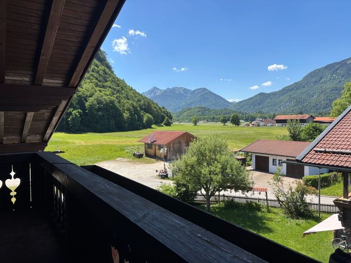 Dachgeschosswohnung in Unterwössen mit traumhaftem Blick in die Berge – Blick vom Balkon
