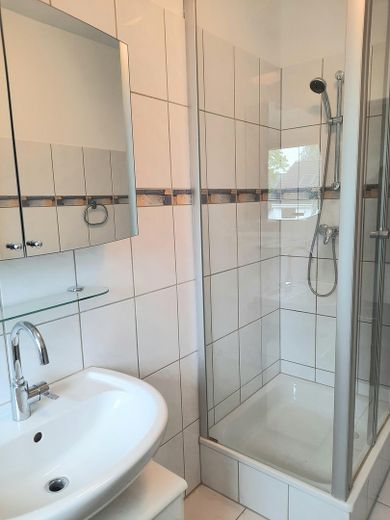 D-Bilk: Super Lage! Ruhiges umgrüntes Wohn­-Refugium mit Charme. – Duschbad