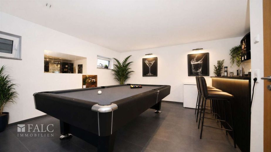 Doppelhaushälfte mit herrlicher Terrasse und A+ - FALC Immobilien – Platz für Hobbys