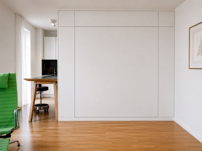 Wohnzimmer/eingeklapptes Bett