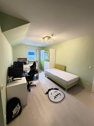 1–2 Familienhaus mit ca.300 m² Wfl.auf großzügigem 1.050-m²-Grundstück–ideal für Wohnen und Arbeiten – Schlafzimmer OG