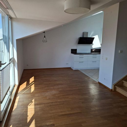 schöne lichtdurchflutete Dachterrassenwohnung in Germering, 3 Zi – provisionsfrei – offener Wohnbereich