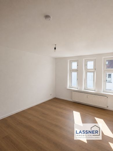Prima occupazione dopo la ristrutturazione in elegante appartamento in edificio d’epoca – Musterfoto Wohnzimmer