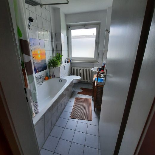 Hermoso y tranquilo piso de 3 habitaciones con balcón en Afferde – Bad