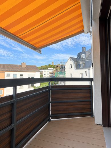 3 habitaciones, balcón y vistas al castillo: vivienda de alta calidad completamente renovada en Königstein – Balkon mit Blick zur Burg