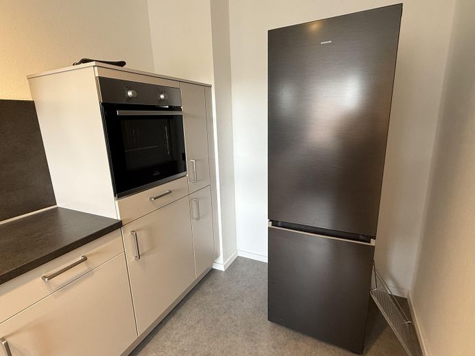 Stilvolles Wohnen auf Zeit hochwertig möblierte Wohnung, ruhig, modern & in Top-Lage, all-inclusive – XL Kühlschrank