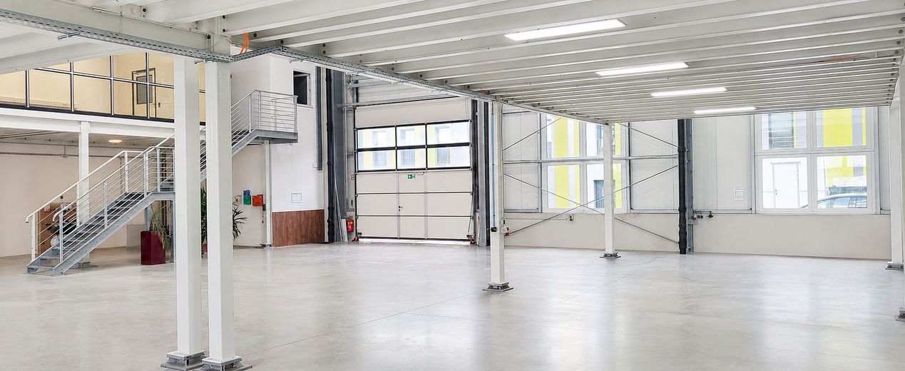 Eigenständige, hochwertige Gewerbeeinheit mit Halle, Büros & Galerie – direkt an der B12 – 4_Halle_Sektionaltor und Fläch