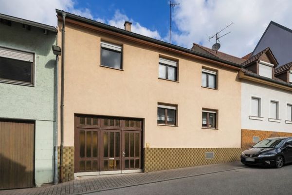 RISERVATO - Casa a schiera centrale con corte interna, giardino e potenziale di personalizzazione! - Frazione di Königsbach