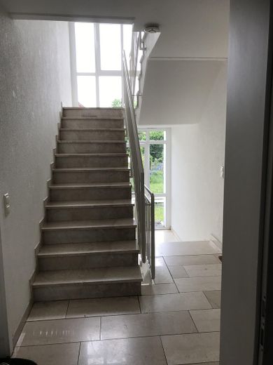 •Commission-free from private seller: Bright 3-room apartment with 2 balconies & underground garage – Treppenhaus