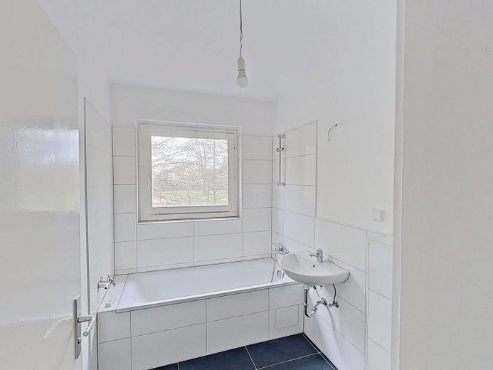 Großzügiges Wohnen: Helle 4-Zi.-Wohnung mit Balkon – Ansicht I: Badezimmer