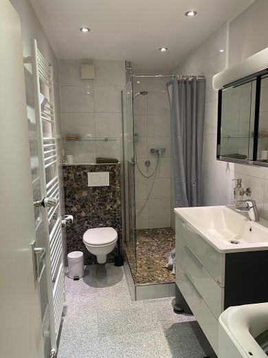 Badezimmer mit Dusche