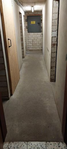 Ideal für Pferdehaltung - Einfamilienhaus, Baugrundstück, Stall und Hausweide / Resthof – Kellerflur