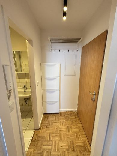Erstbezug nach Sanierung – Ruhiges 1-Zimmer-Apartment in zentraler Lage – Flur