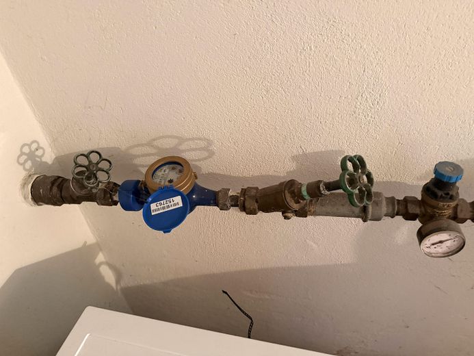 PRIVO DI PROVVIGIONE - casa unifamiliare indipendente in posizione migliore – abitare con giardino su attraente terreno d’angolo – Der Wasserzähler