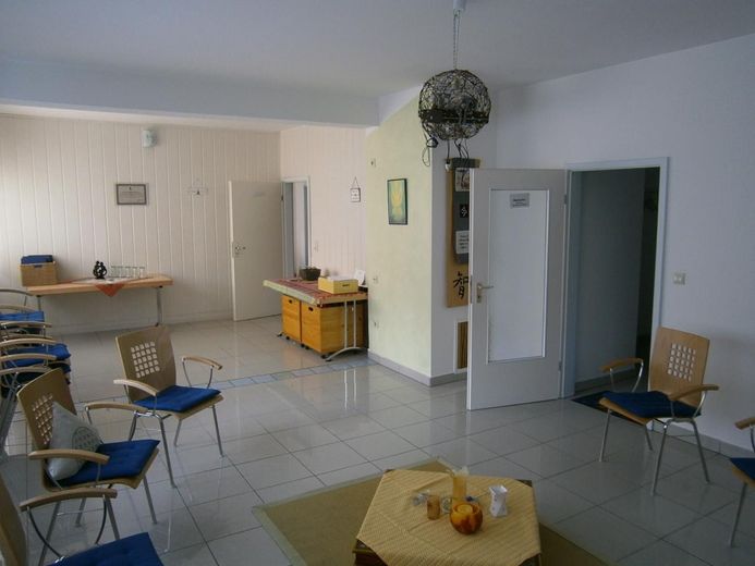 3 Apartments einzeln oder zusammen als Wohnung, TG, Stellplatz, dazu Garten mietbar – Sturz: da war die Wand