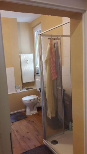 Badezimmer mit Dusche